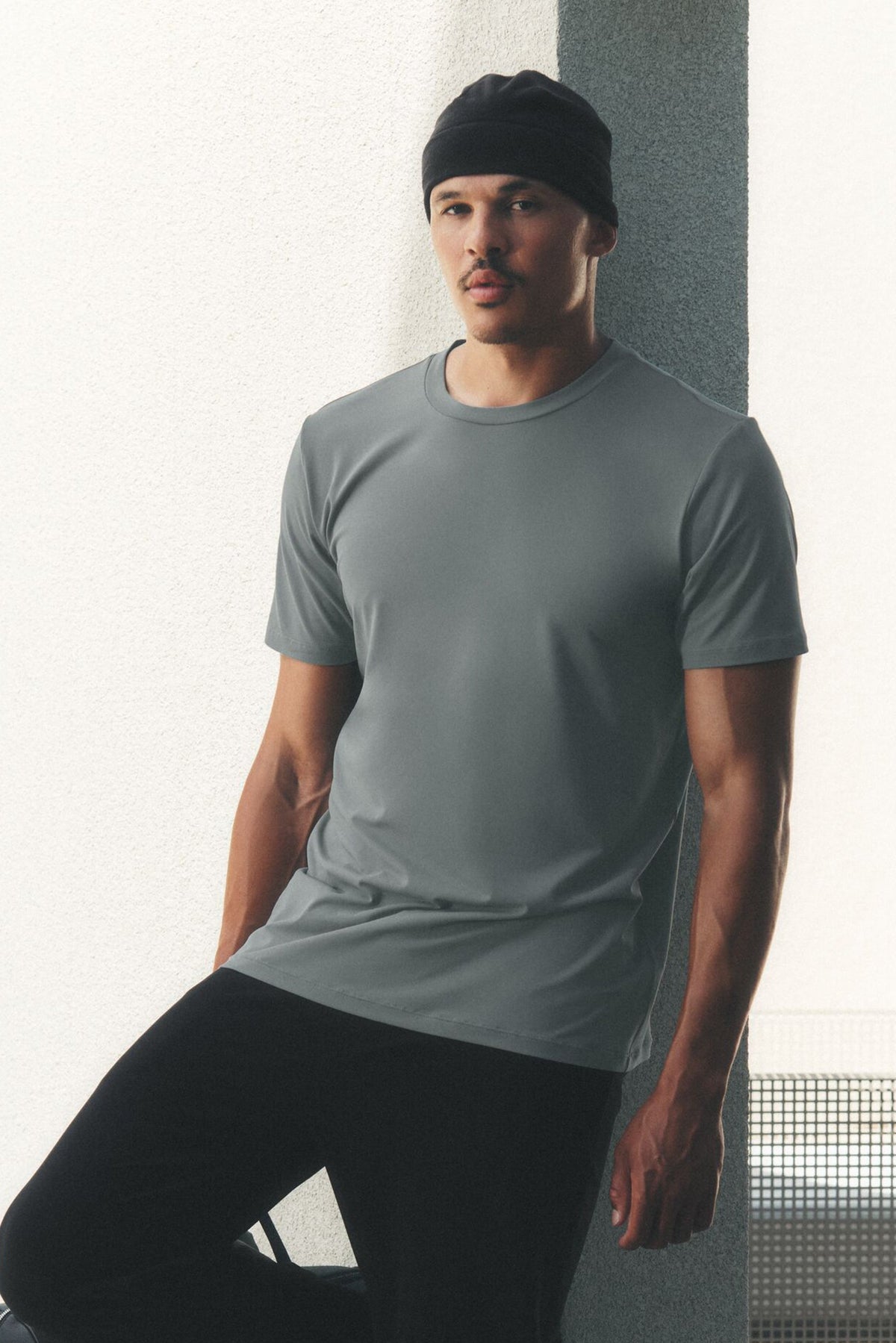Alo Yoga Conquer Reform Crewneck Short Sleeve - Monument