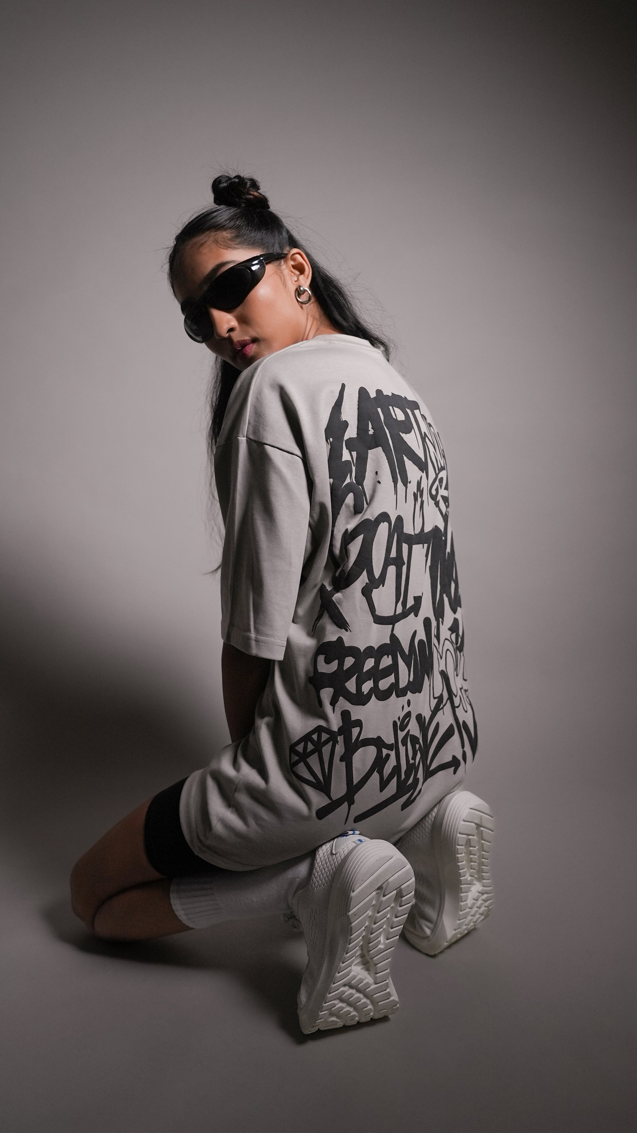 RUST GRAFFITI GREY WOMEN’S OVERSIZED T-SHIRT