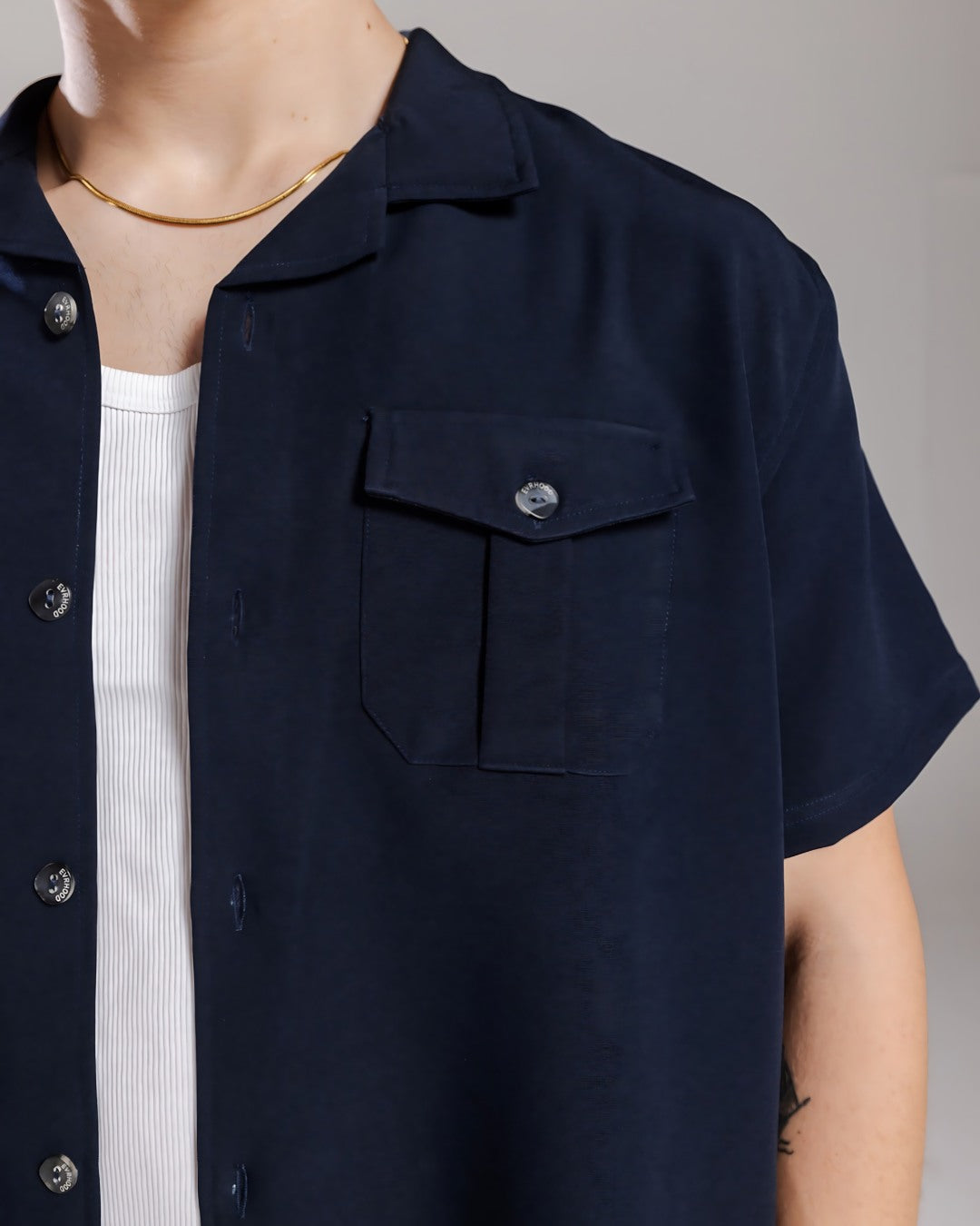 Bowling Shirt - Blue - Evrhood oversized shirt on model